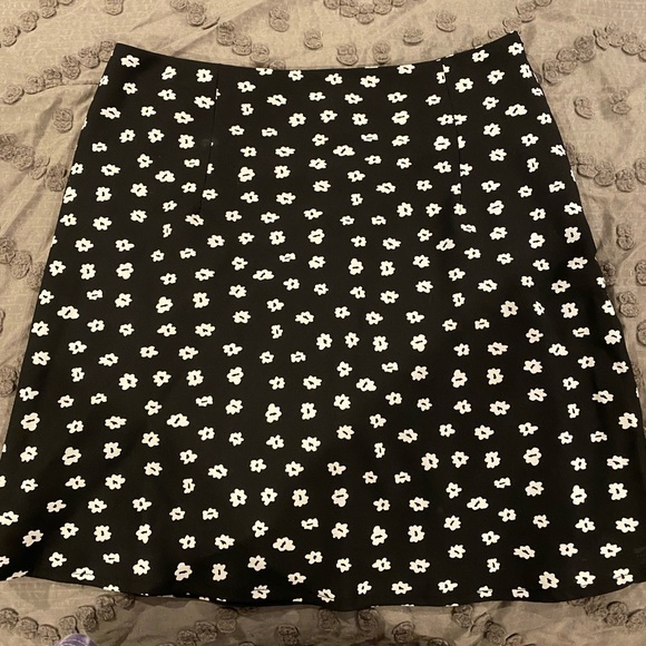 Princess Polly Dresses & Skirts - Princess Polly flower skirt